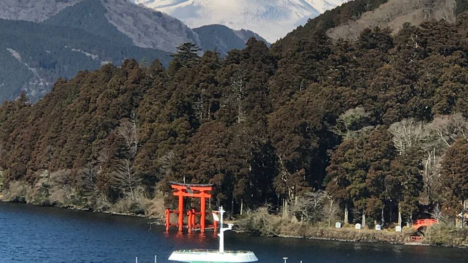 A magnificent view of Mount Fuji and the ferry which ply along the lake.
Inside the museum there is a cafe where u can sit and enjoy your favorite beverage & just watch the boats goes by whole day long!
I must say this is probably one of the few times Mount Fuji appears so near and in plain sight!