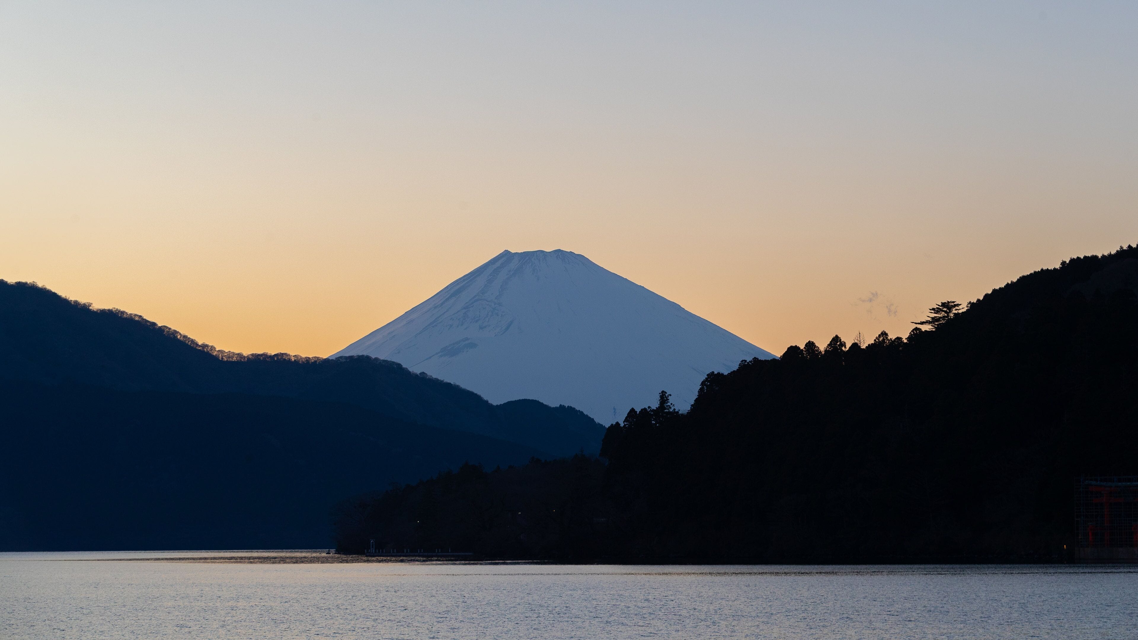 Lake Ashi which includes a lake or waterhole, mountains and a sunset