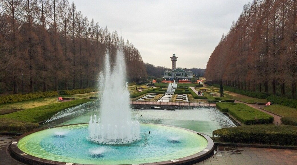 A beautiful park in Sagamihara with a lot to explore. There is a free zoo, large multiple playgrounds with a zip line, gorgeous fountains and flower gardens, play fields, and a tall tower for a view of the entire Sagami area.
#StunningStructures #Sagamihara #Japan #fountain