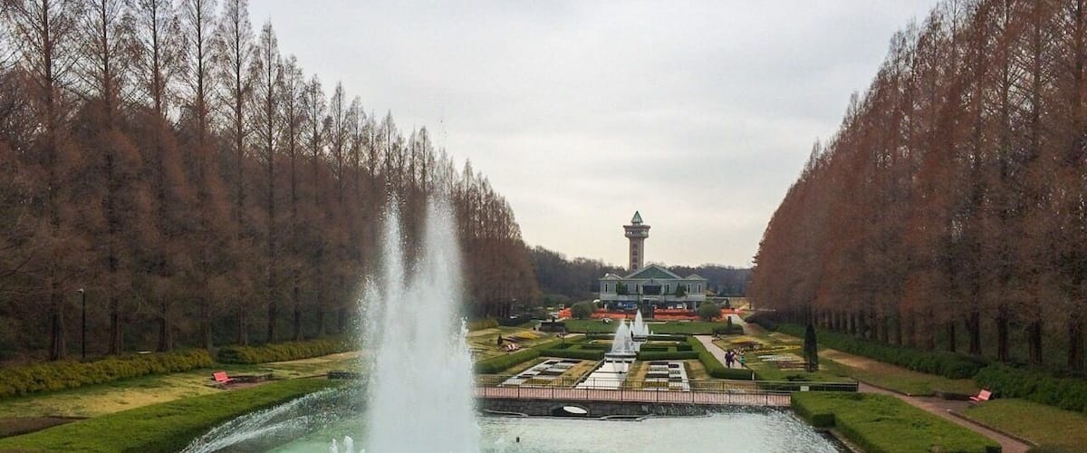 A beautiful park in Sagamihara with a lot to explore. There is a free zoo, large multiple playgrounds with a zip line, gorgeous fountains and flower gardens, play fields, and a tall tower for a view of the entire Sagami area. 
#StunningStructures #Sagamihara #Japan #fountain