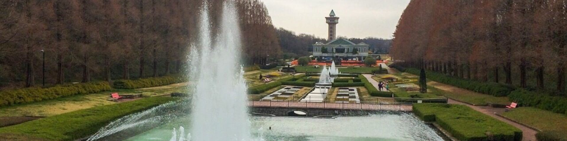 A beautiful park in Sagamihara with a lot to explore. There is a free zoo, large multiple playgrounds with a zip line, gorgeous fountains and flower gardens, play fields, and a tall tower for a view of the entire Sagami area.
#StunningStructures #Sagamihara #Japan #fountain