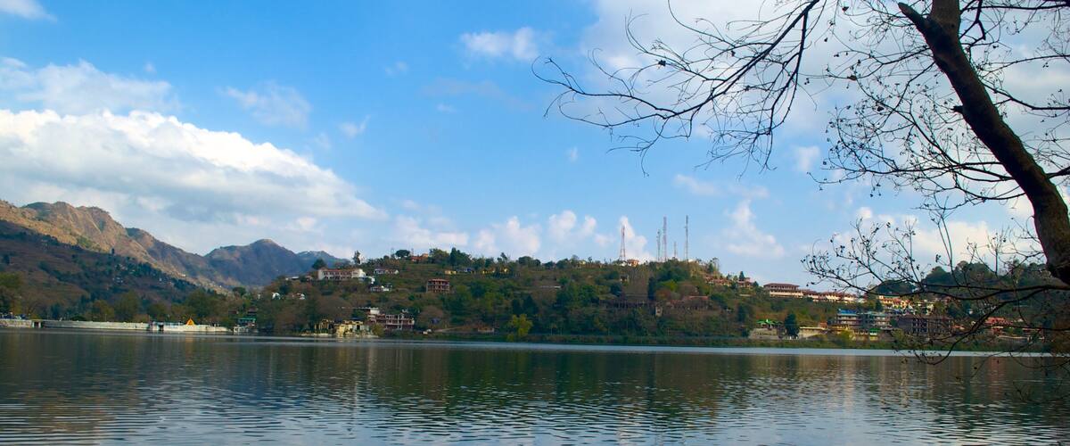 Bhimtal mostrando un lago o espejo de agua