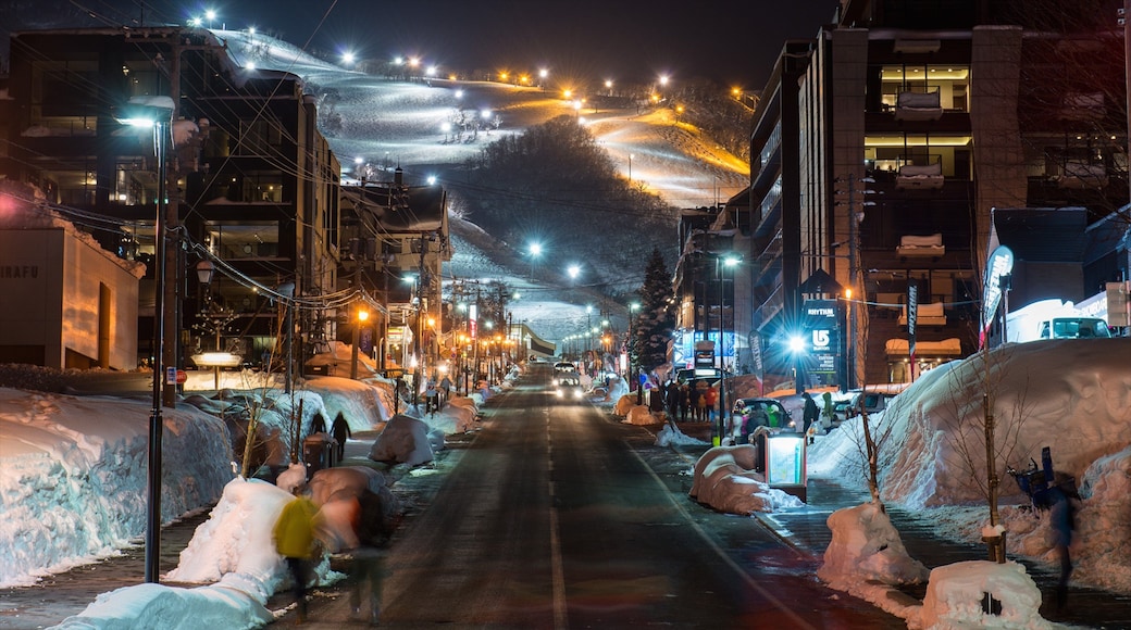 Niseko qui includes scĂšnes de rue, neige et une ville