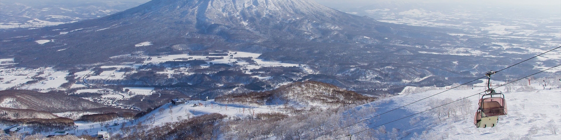 Niseko showing mountains, a gondola and snow