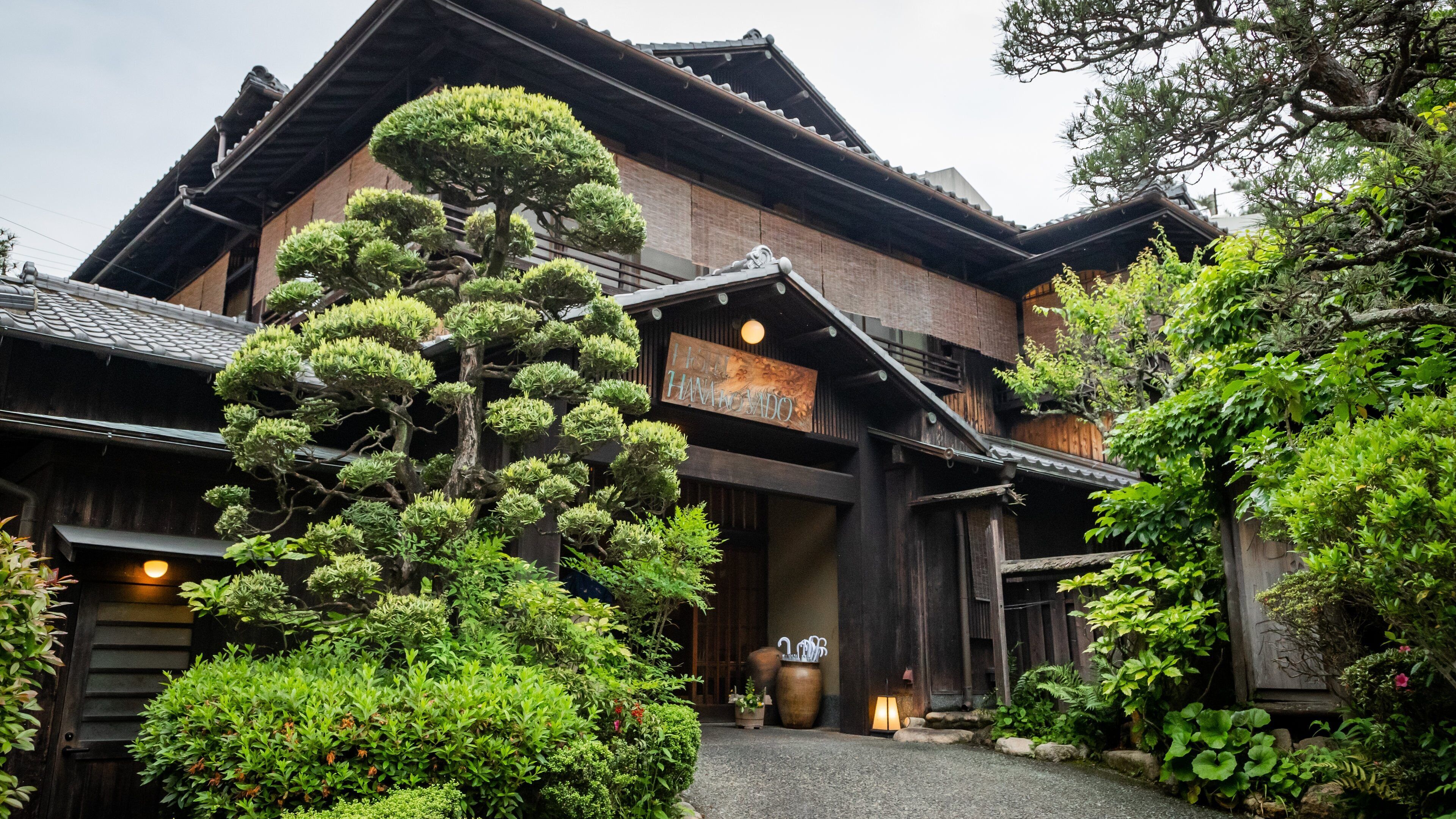 A traditional Japanese building with a sign reading "Hotel Hamamondo".