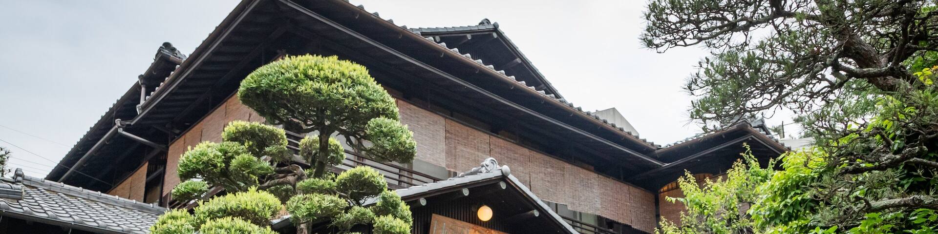 A traditional Japanese building with a sign reading "Hotel Hamamondo".
