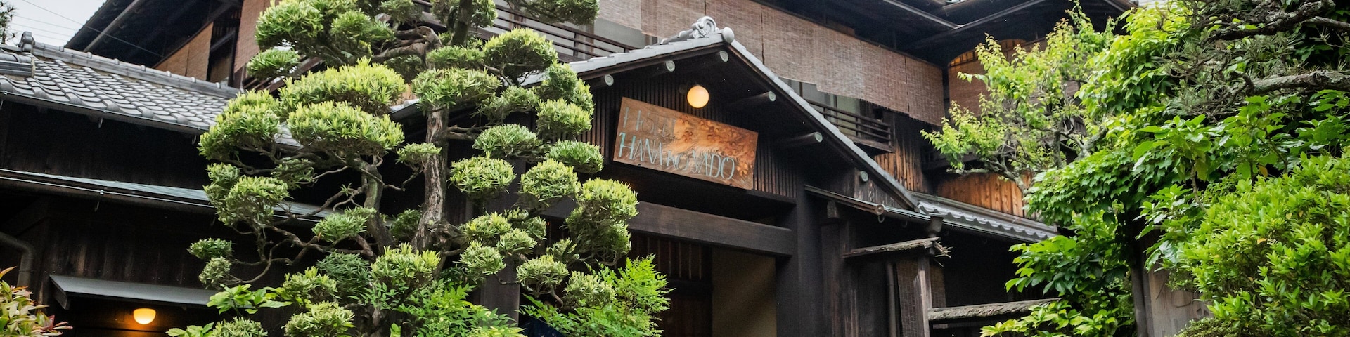 Um edifício tradicional japonês com uma placa que diz 'Hotel Hamamondo'.