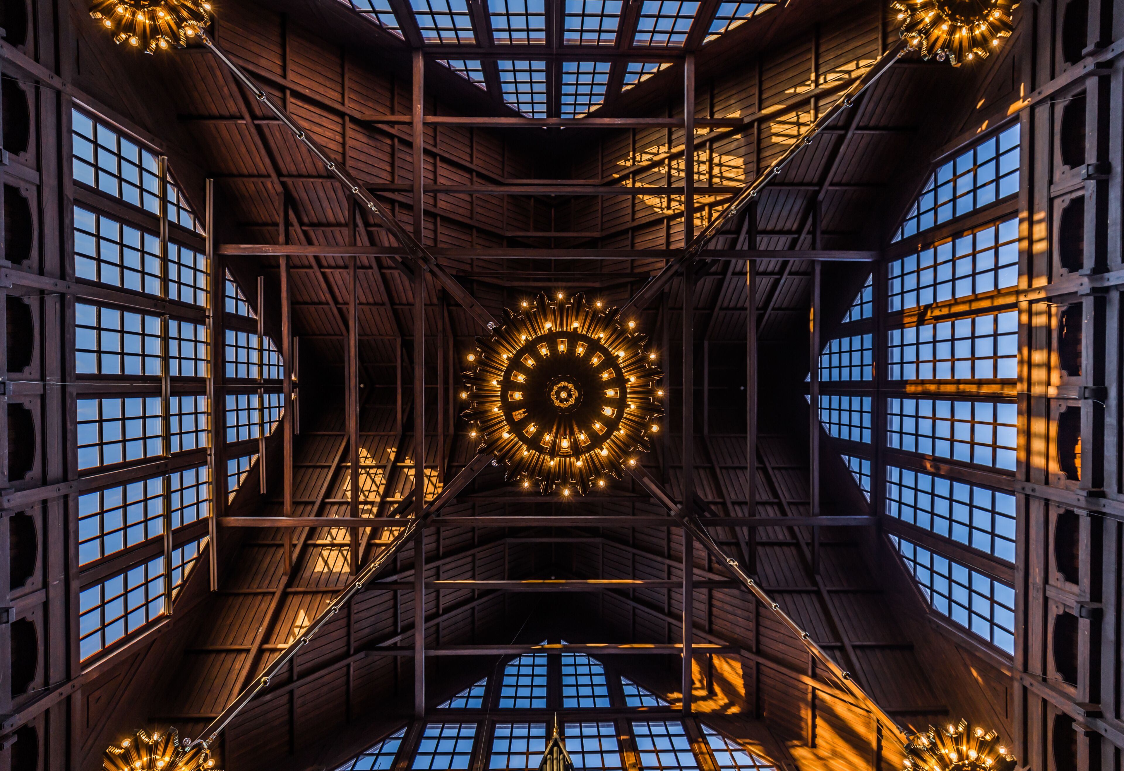 Uma torre do relógio grande e ornamentada, com design circular e várias janelas.