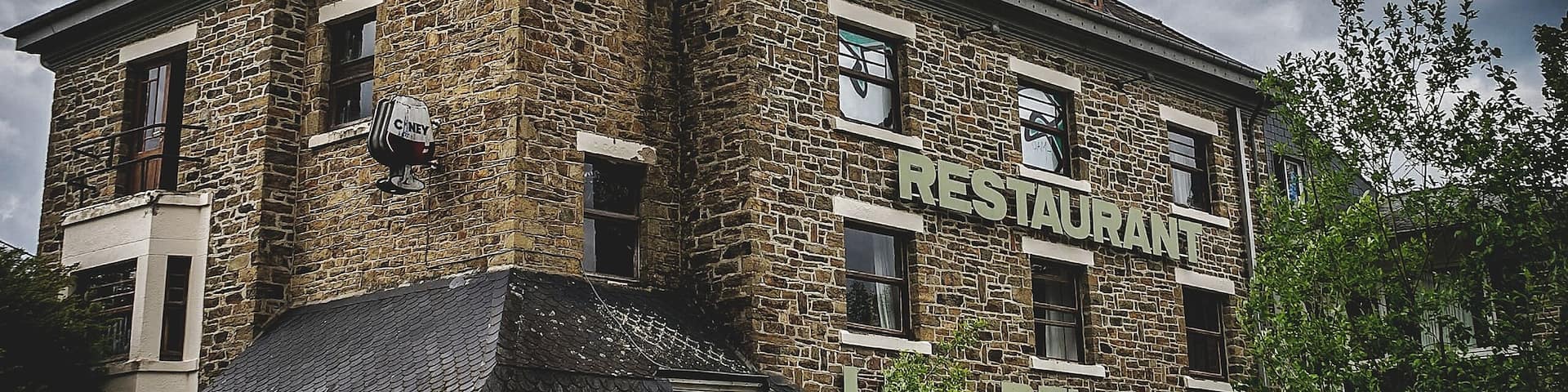 Abandoned Hotel in Nadrin in The Ardennes. This hotel is closed in 2014. Now the natures takes it over.
#urbex
#abandoned
#decay
#ardennes