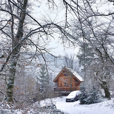 Our wooden cabin where we stay this week is situated along a beautiful hiking trail in the middle of a forest in the Belgian Ardennes. #winterwonderland #cabin #outdoors #SnowTroving