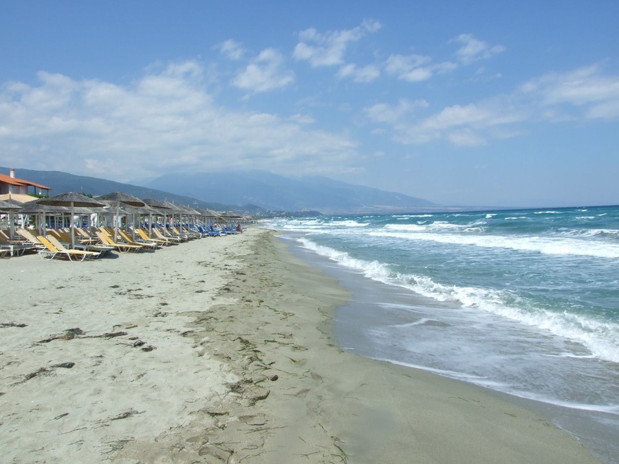 Neoi Poroi is a coastal village of the Dio-Olympos municipality and is a attractive tourist destination