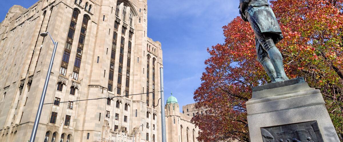 Detroit Masonic Temple and Statue of Robert Burns. Detroit , USA