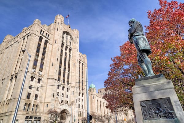 Detroit Masonic Temple and Statue of Robert Burns. Detroit , USA