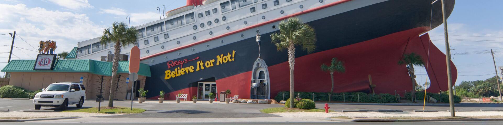 Un barco grande con el texto