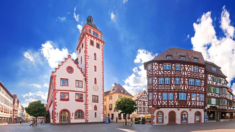 Marktplatz und Altes Rathaus von Mosbach am Neckar im Odenwald