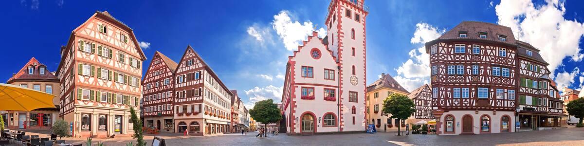 Marktplatz und Altes Rathaus von Mosbach am Neckar im Odenwald