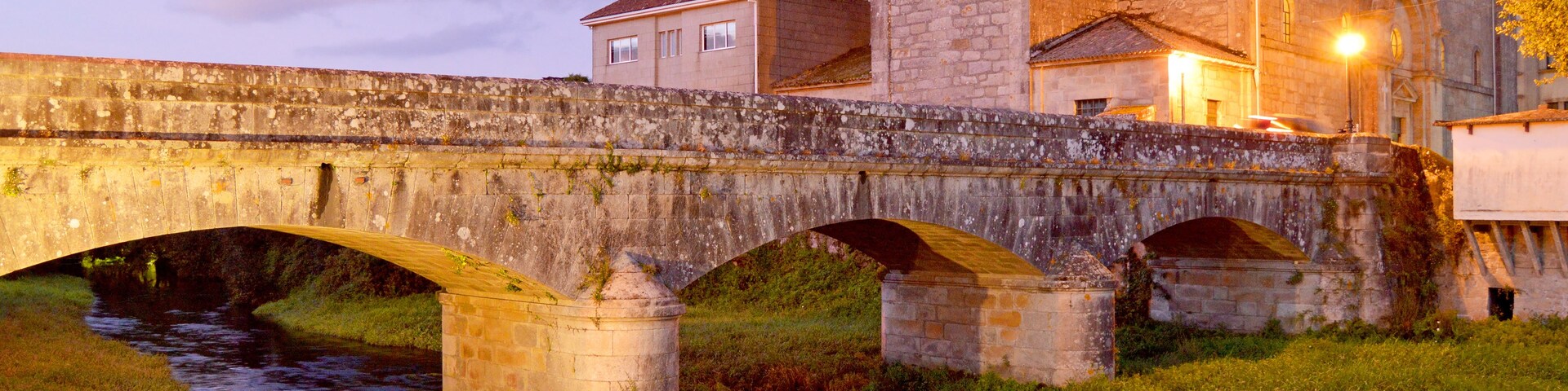 Puente de Santiago (Ponte de Santiago) sobre el río Sar en Padrón al atardecer, provincia de La Coruña, comarca del Sar, Galicia, España.
