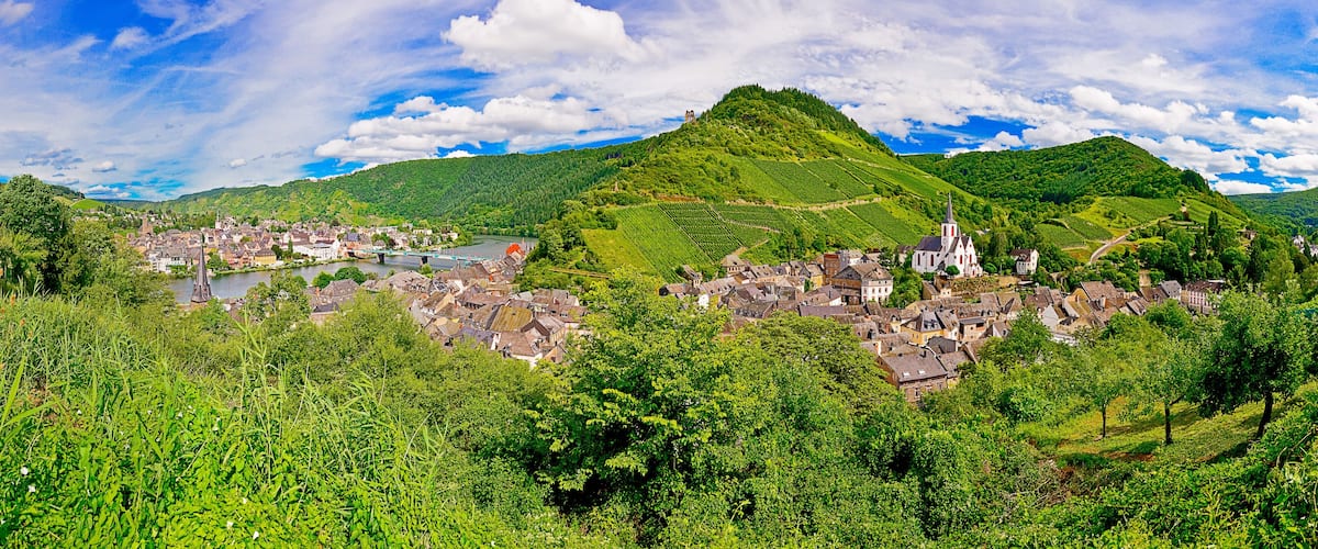 Traben-Trarbach an der Mosel mit Weinbergen und Hunsrück, Rheinland-Pfalz
