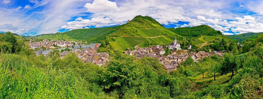 Traben-Trarbach an der Mosel mit Weinbergen und Hunsrück, Rheinland-Pfalz