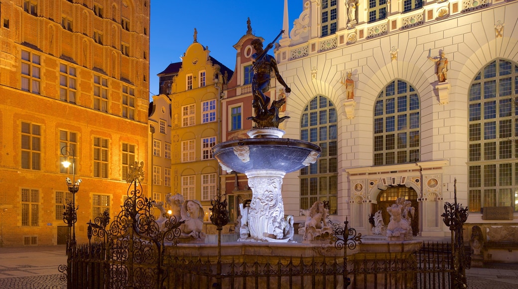Neptune\'s Fountain which includes night scenes and a fountain