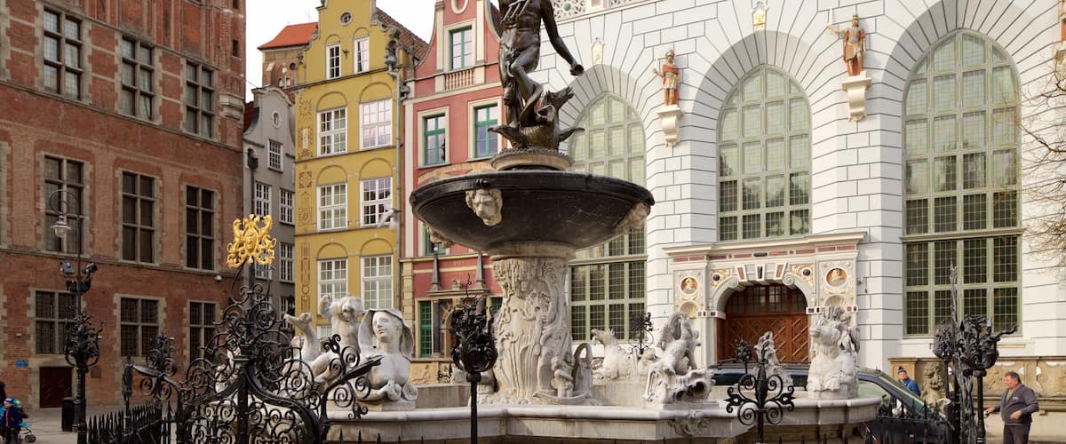 Neptune\'s Fountain showing a fountain