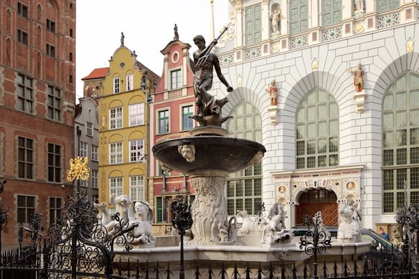 Neptune\'s Fountain showing a fountain