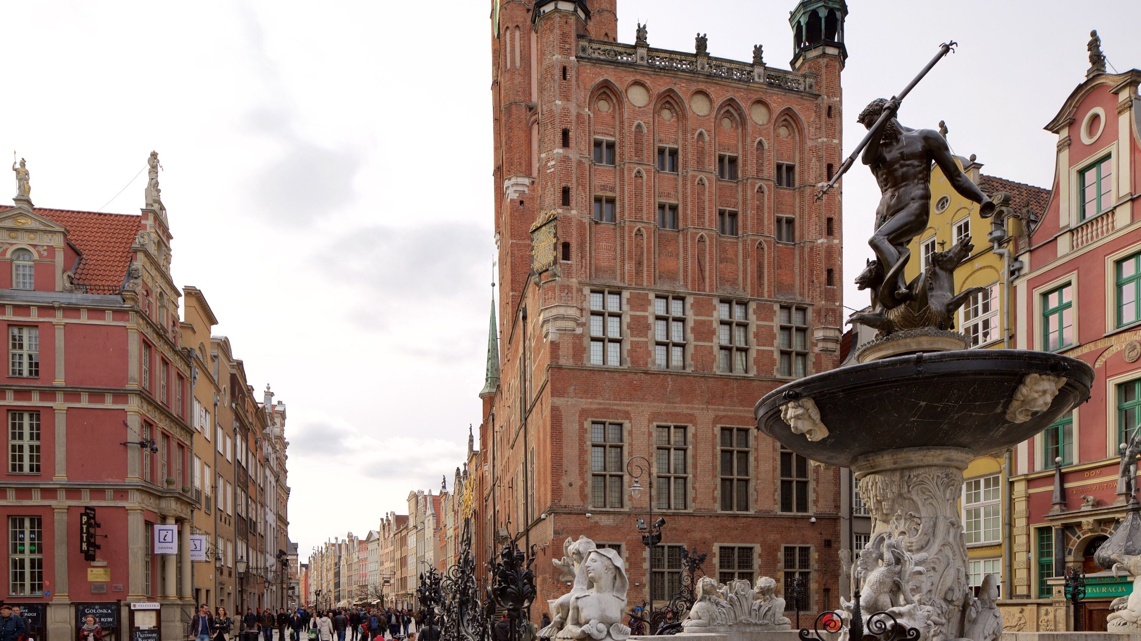 海神噴泉廣場 呈现出 噴泉 和 城市