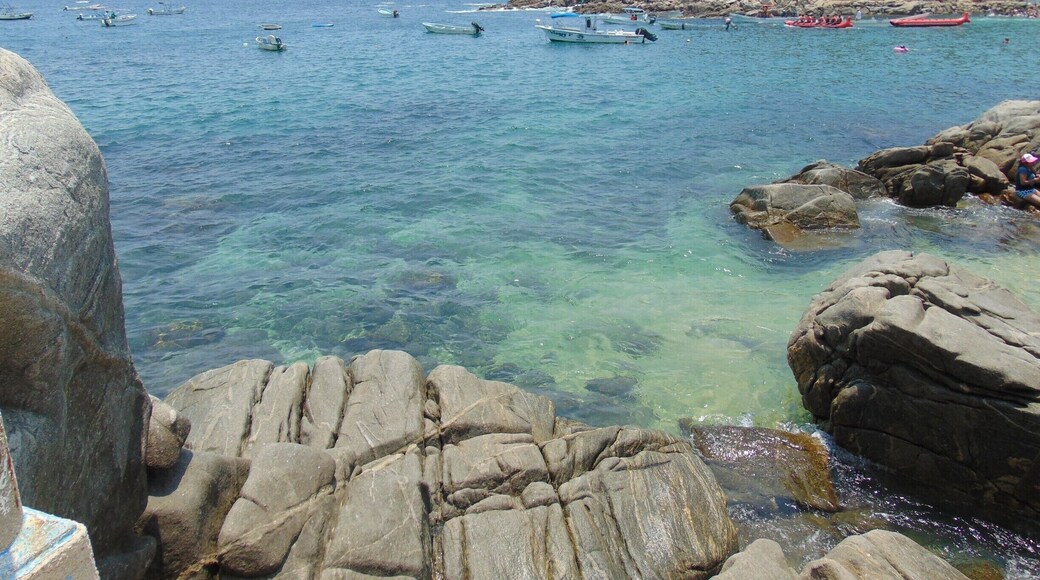 Come really early because it gets filled with people. There are two bays, I recommend the one without rocks. Be careful with boats.