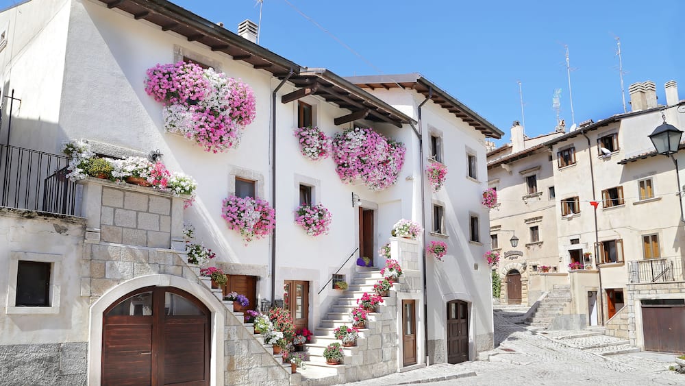 PESCOCOSTANZO, ITALY - AUGUST 21, 2016: Scorci del meraviglioso paese di montagna - circa 1400 m slm - Pescocostanzo nella regione di Abruzzo, Italia