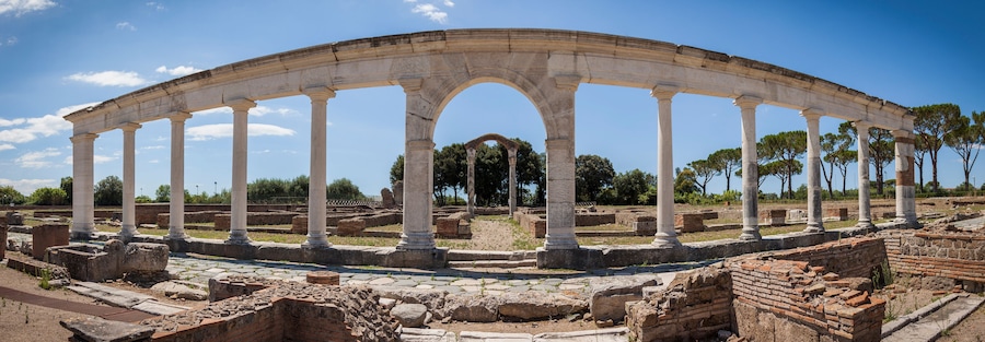 Rovine antiche con un'ampia arcata sorretta da colonne.