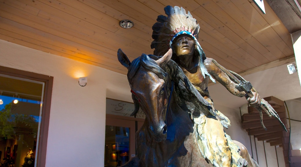 Santa Fe Plaza bevat een standbeeld of beeldhouwwerk