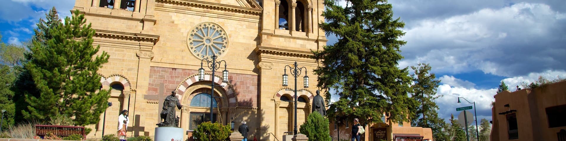 Santa Fe Plaza showing a church or cathedral, religious aspects and street scenes
