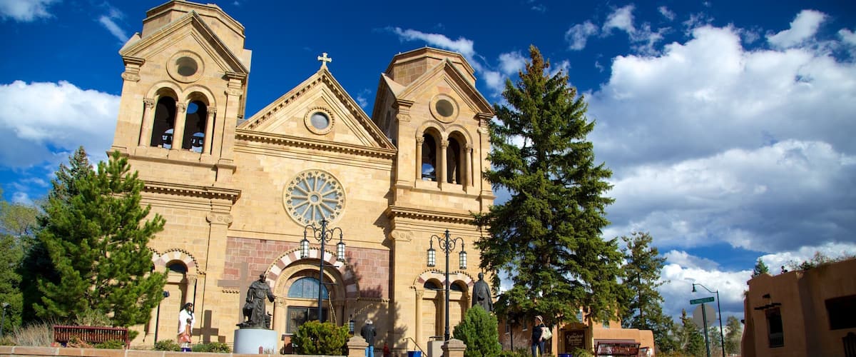 Santa Fe Plaza showing a church or cathedral, religious aspects and street scenes