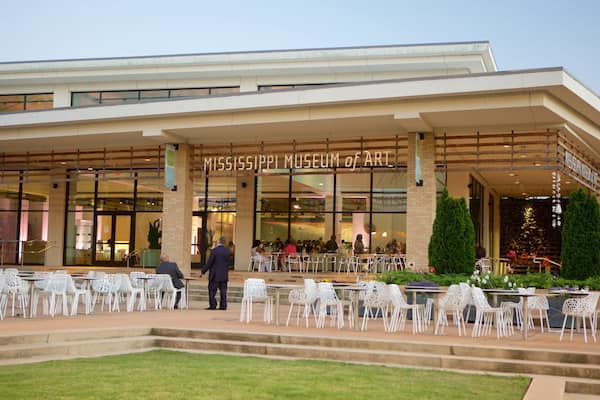 Mississippi Museum of Art showing outdoor eating