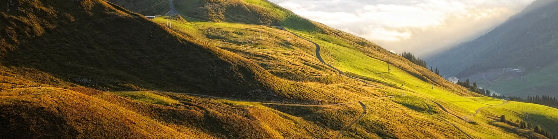 Wintersportort Saalbach-Hinterglemm mit einem Berge und Farmland