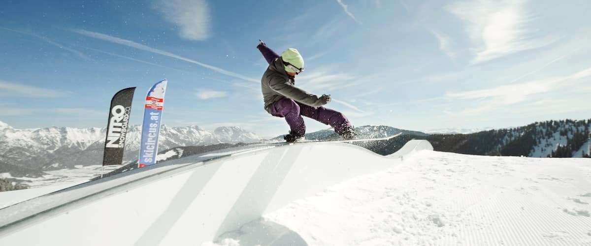 Station de ski Saalbach-Hinterglemm mettant en vedette snowboard et neige aussi bien que homme