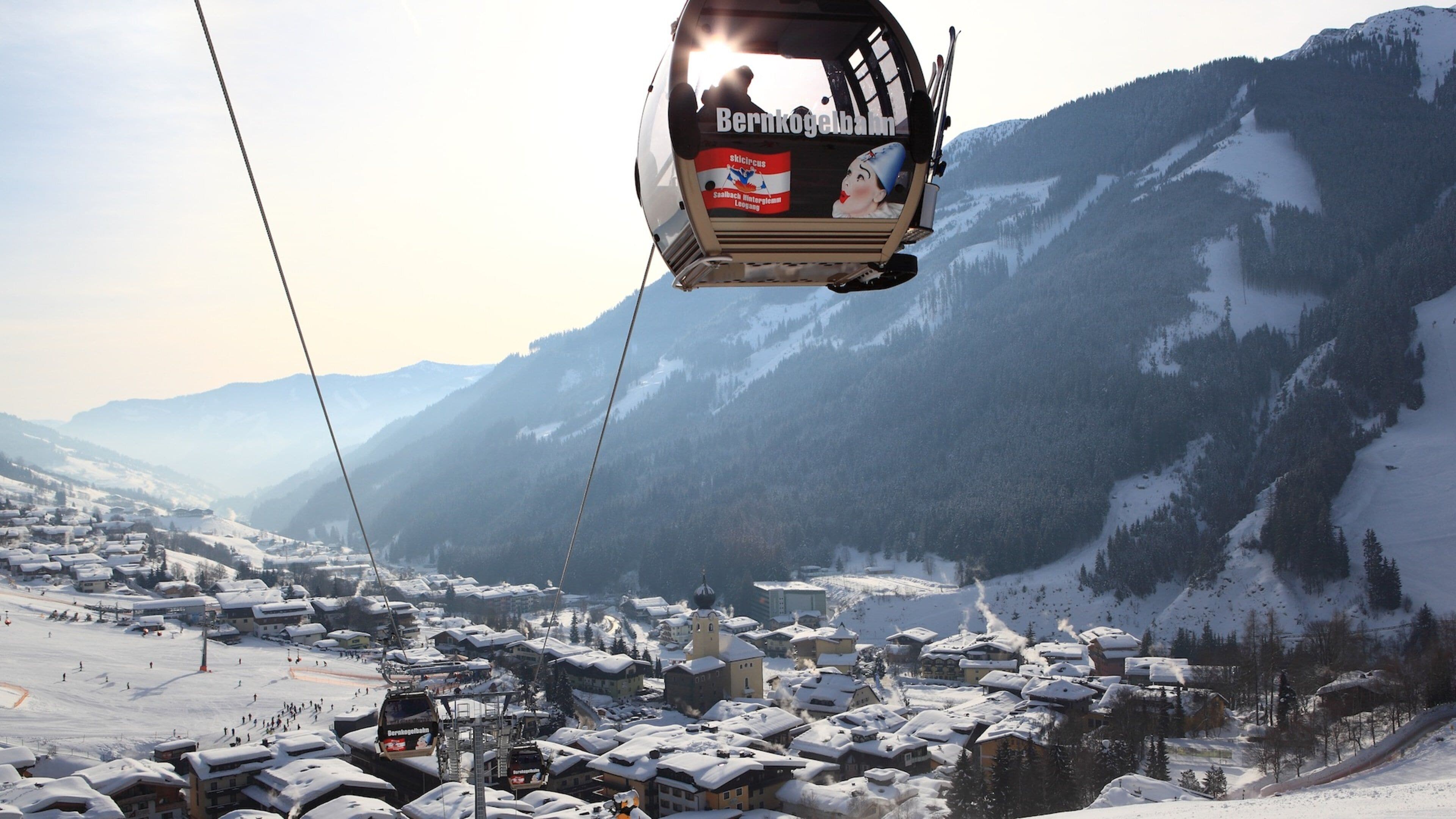 Saalbach-Hinterglemm Ski Resort showing a small town or village, snow and a gondola