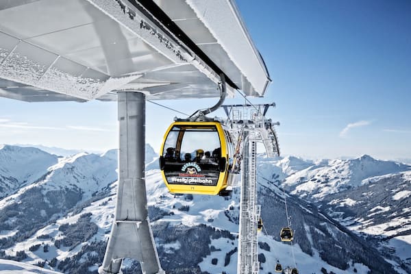 Station de ski Saalbach-Hinterglemm montrant gondole, neige et montagnes