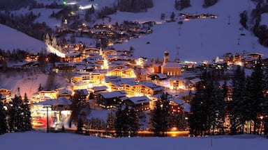 Saalbach-Hinterglemm Skisportssted som omfatter natteliv, sne og en lille by eller en landsby