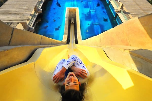 Aquaventure mit einem Wasserpark sowie einzelne Frau