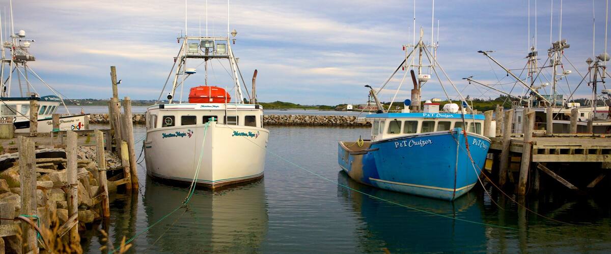 Yarmouth qui includes marina