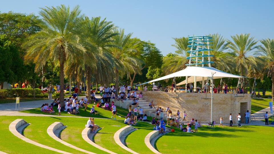 Zabeel Park que inclui um parque assim como um grande grupo de pessoas