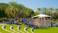 Zabeel Park toont een park en ook een grote groep mensen