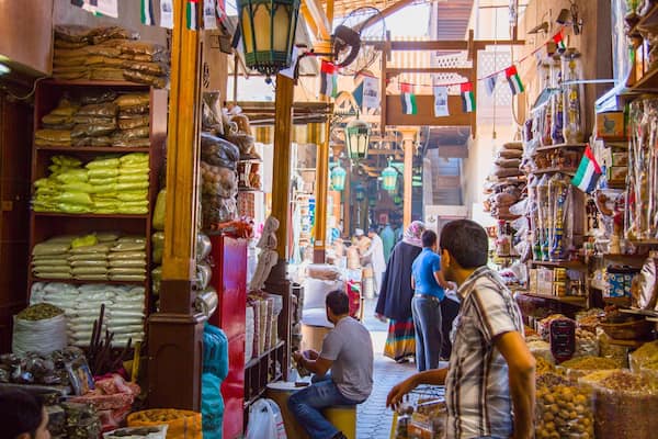 Gewürz-Souk welches beinhaltet Einkaufen, Innenansichten und Märkte