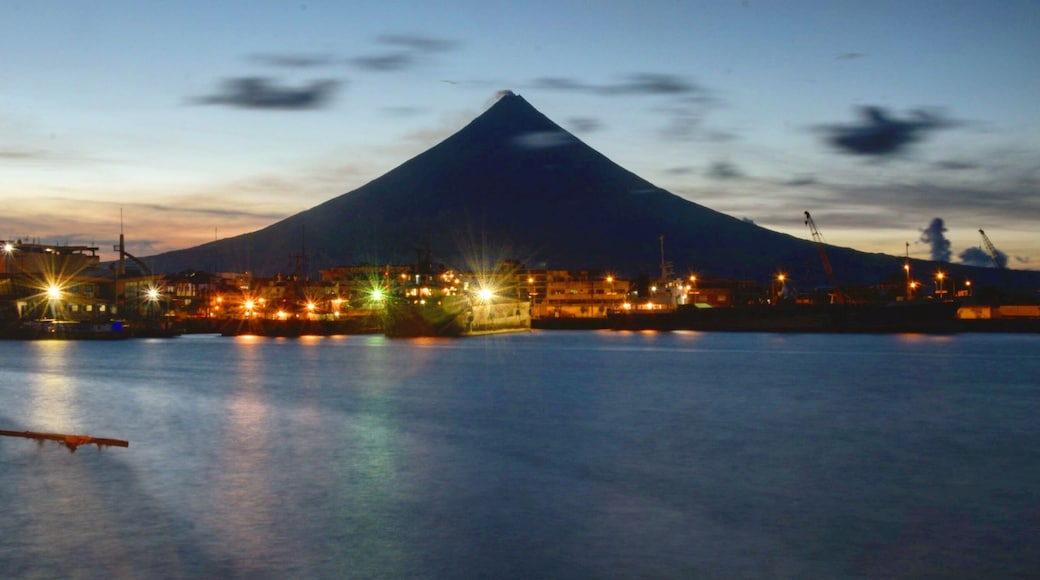 The towering beauty of Albay just after the sun has set.
#mayonvolcano