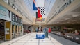 Et indendørs museum med racerløbsmemorabilia, herunder en pokal og flag.