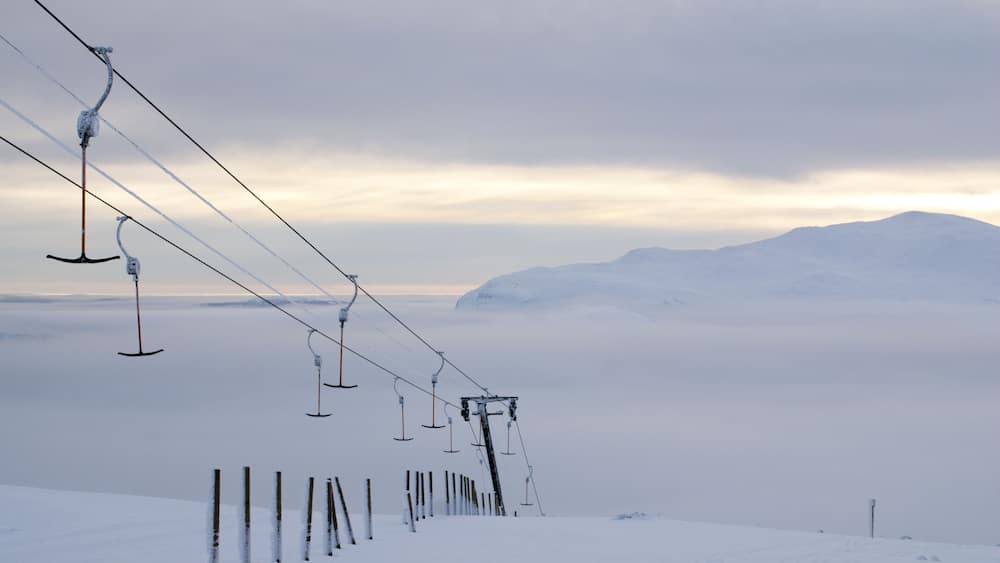 BXF1HH The empty ski-lift in Kittelfjall, Swedish Lapland.
