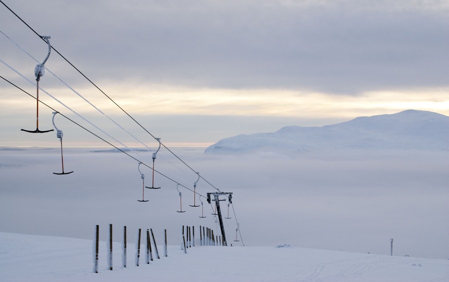 BXF1HH The empty ski-lift in Kittelfjall, Swedish Lapland.