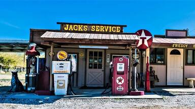 I just love the way this place has put lots of antiques of past years to use!