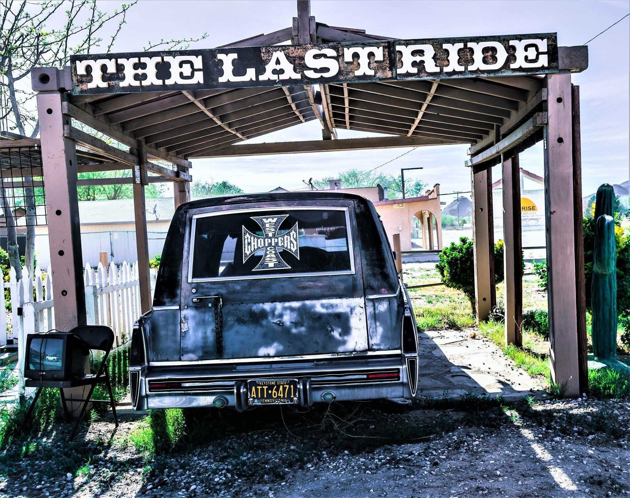 Love to find unique places to visit!! A must stop it is just on the sue if the road!! So stop and enjoy!!